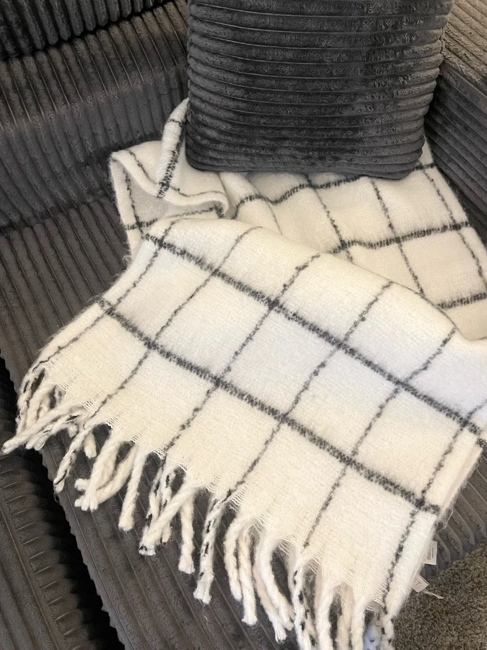 New LOFT Cozy White & Black Grid windowpane fuzzy scarf/shaw/throw